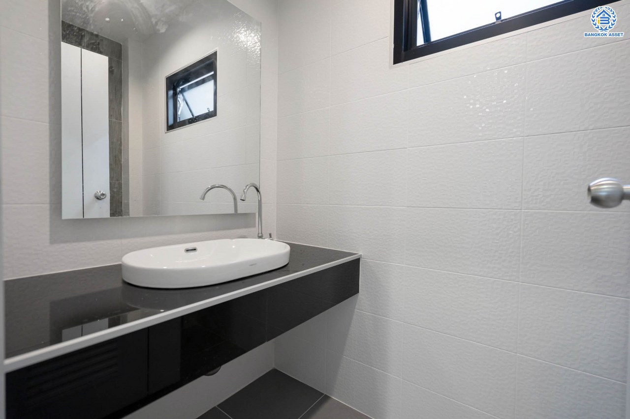 บ้านมือสองตกแต่งใหม่ ม.เนเบอร์โฮม วัชรพล เนื้อที่ 68 ตร.ว. ฟังก์ชัน 3 ห้องนอน 4 ห้องน้ำ 1 ห้องแม่บ้าน จอดรถได้ 2 คัน บนทำเลเชื่อมต่อหลายเส้นทาง ทั้ง ถนนสุขาภิบาล5 ถนนสายไหม และถนนรามอินทรา ใกล้ทางด่วน "ฉลองรัช" และรถไฟฟ้าสายสีเขียว "สถานีสายหยุด"